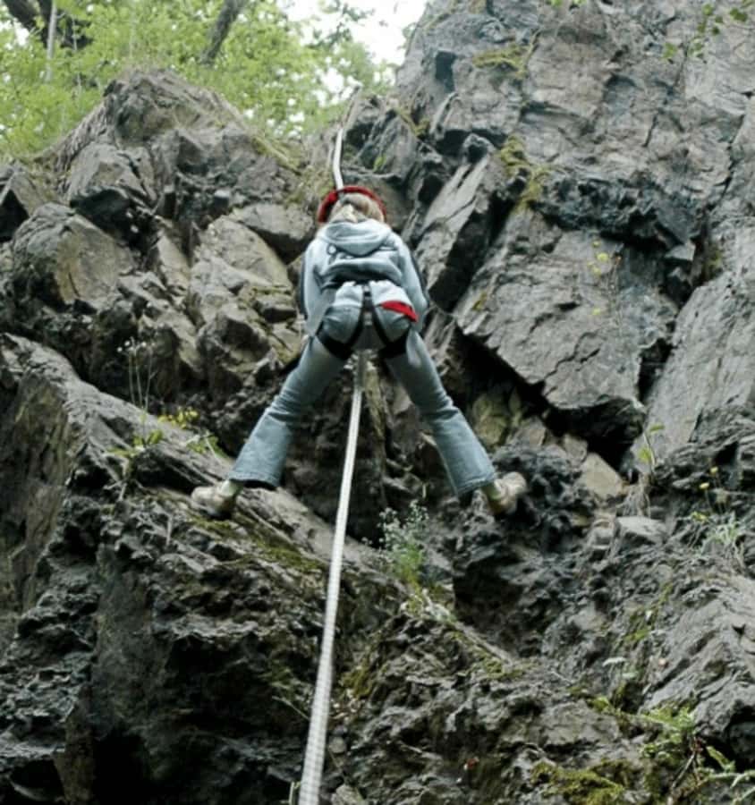 Nadi: Abseiling, Zipline, and Cave Tour with Meal - Guides who keep the pace under control