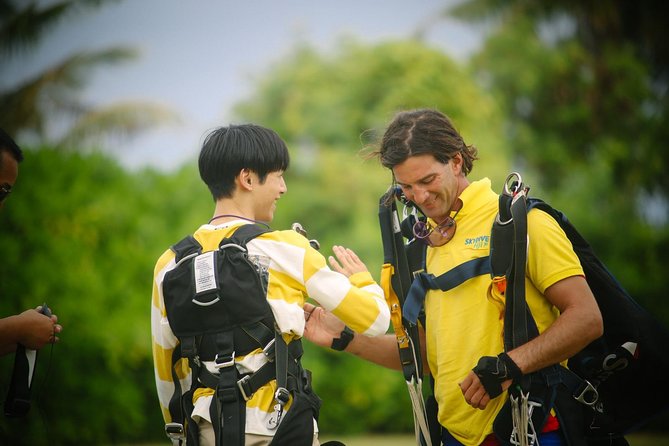 Skydive Fiji Legend 13000ft Tandem Jump (60 seconds free fall) - Freefall, then a quieter ride down